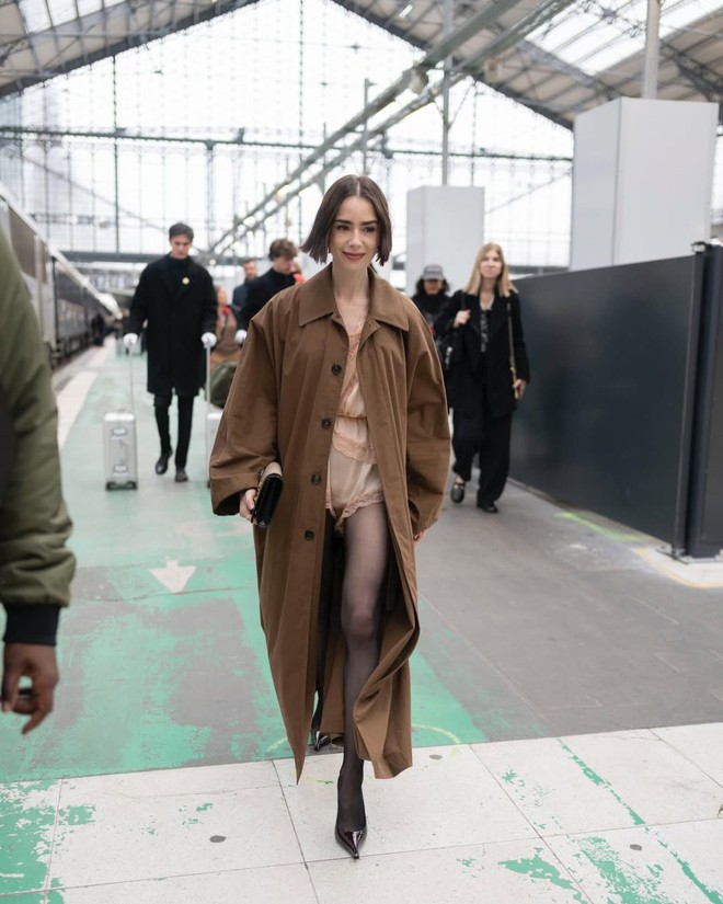 Lily Collins giúp Rosé không còn đơn độc, hóa ra dân châu Âu cũng ngứa mắt với trend đồ ngủ- Ảnh 3.