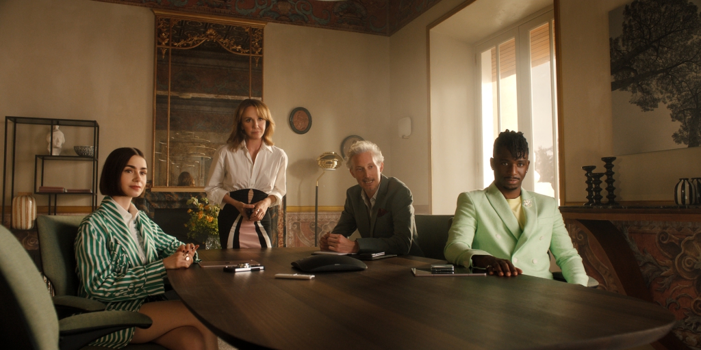 Hậu trường Emily In Paris: Nhan sắc Lily Collins và những bí mật chưa kể - Ảnh 4. Hậu trường Emily In Paris: Nhan sắc Lily Collins và những bí mật chưa kể - Ảnh 4.