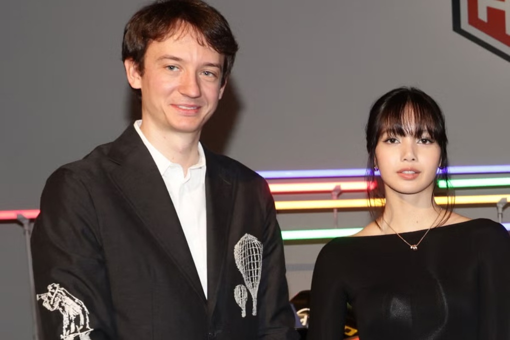 Lisa và bạn trai hẹn hò tại câu lạc bộ thoát y - 4