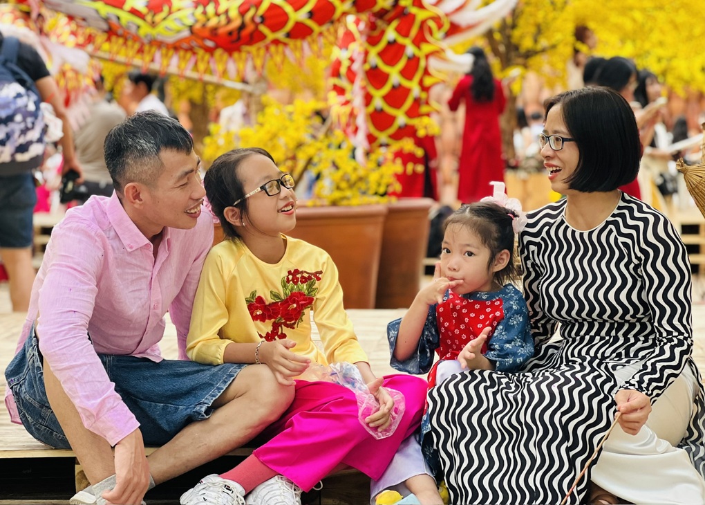 Lo hết đường về quê, phụ huynh tự cho con nghỉ Tết 16 ngày - 1