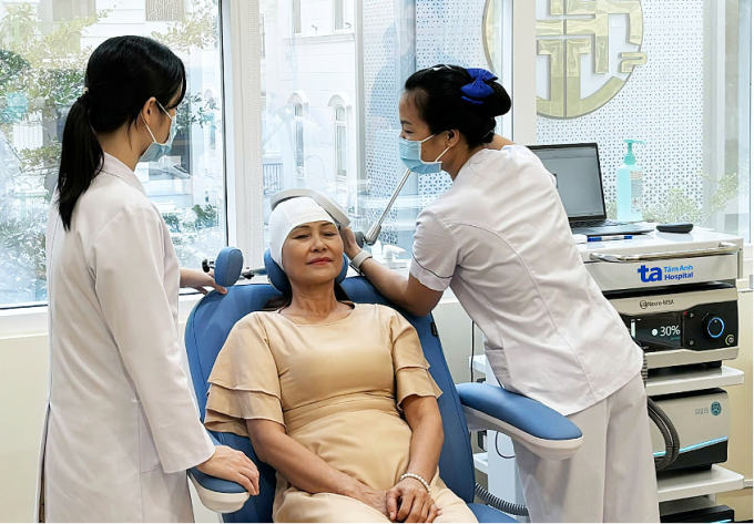 Bác sĩ dùng phương pháp kích thích từ trường xuyên sọ điều trị cho người rối loạn lo âu. Ảnh: Bệnh viện Đa khoa Tâm Anh
