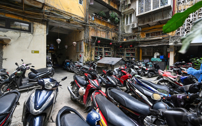 Bãi để xe tại một khu tập thể cũ trên phố Lê Phụng Hiểu. Ảnh: Giang Huy