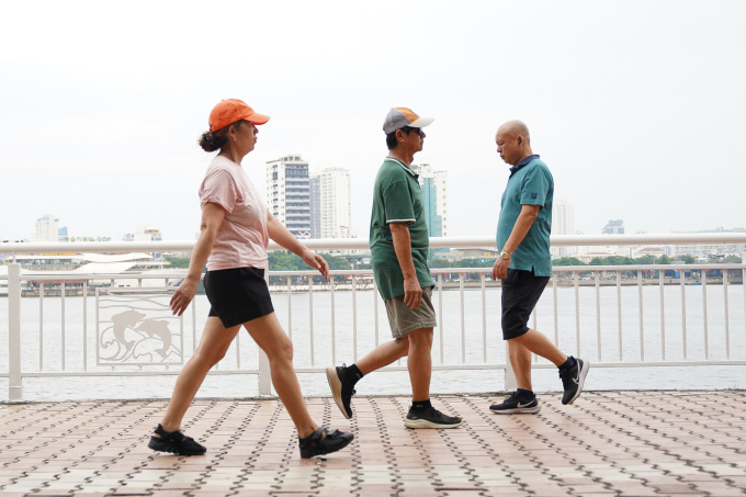 Đi bộ nhanh để đốt calo dư thừa. Ảnh: Nguyễn Đông