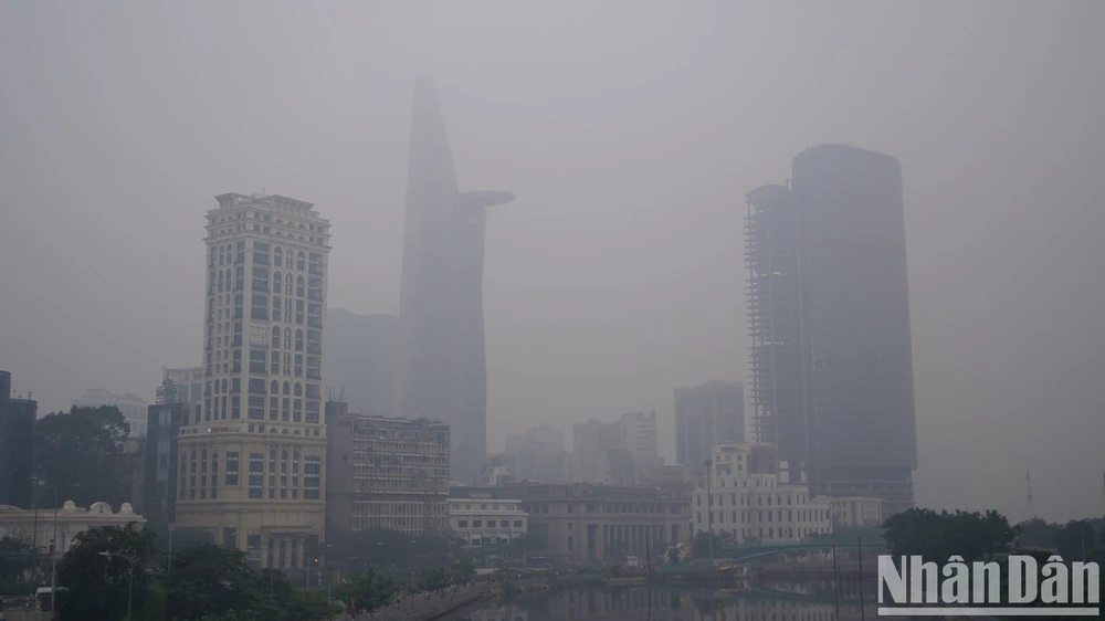 Quốc hội yêu cầu đến năm 2030, chất lượng không khí tại TP.HCM và các đô thị khác trên toàn quốc phải được duy trì kiểm soát, không để gia tăng mức độ ô nhiễm. Ảnh: NHÂN DÂN Loại bỏ xe cơ giới gây ô nhiễm môi trường, giảm bụi mịn ở những đô thị lớn