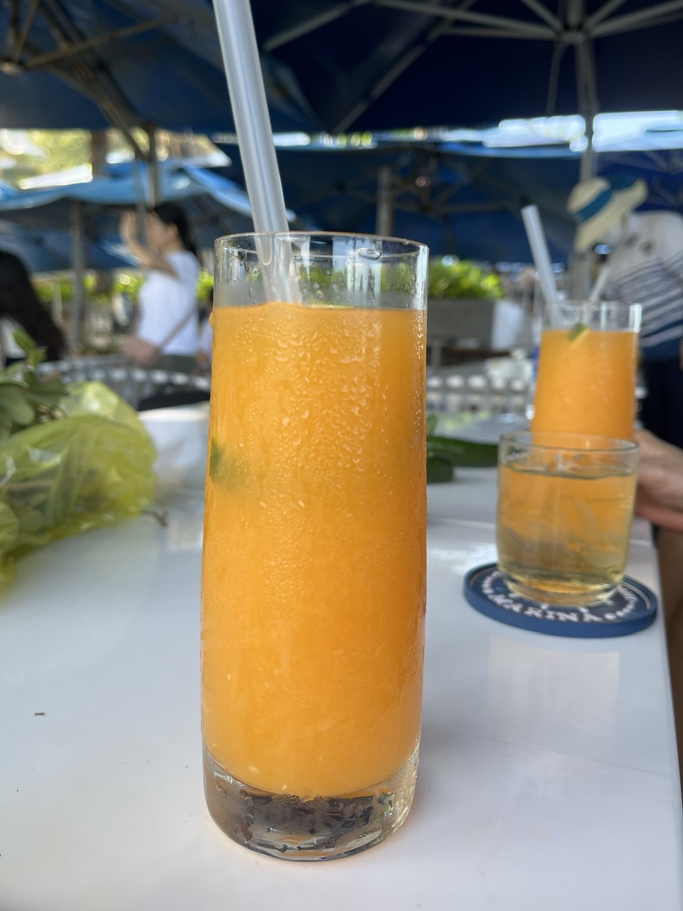 Loại nước ép trái cây nào cung cấp nhiều vitamin C nhất và có thể dùng không giới hạn hằng ngày? 1 vitamin C - Ảnh 1.