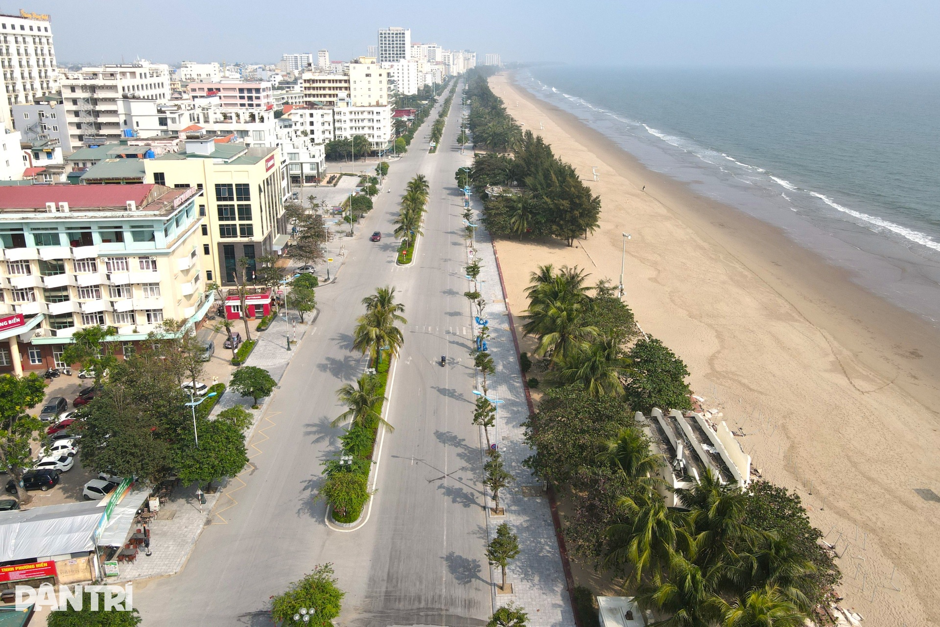 Loạt công trình FLC chuyển giao cho Sầm Sơn tơi tả, hoang tàn trên bãi biển - 1