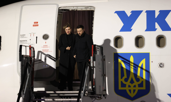 Tổng thống Zelensky và phu nhân xuống máy bay tại Dublin, Ireland hôm 1/12. Ảnh: AP