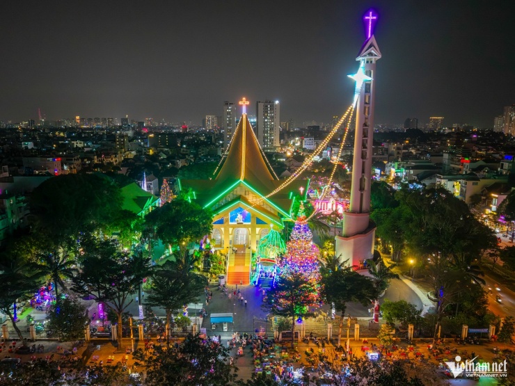 Loạt nhà thờ ở TPHCM rực rỡ ánh đèn trước Giáng sinh, nườm nượp người check-in - 1