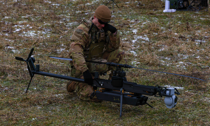 Binh sĩ Mỹ chuẩn bị triển khai thiết bị bay không người lái Ghost X tại Hohenfels, Đức hồi tháng 1. Ảnh: US Army