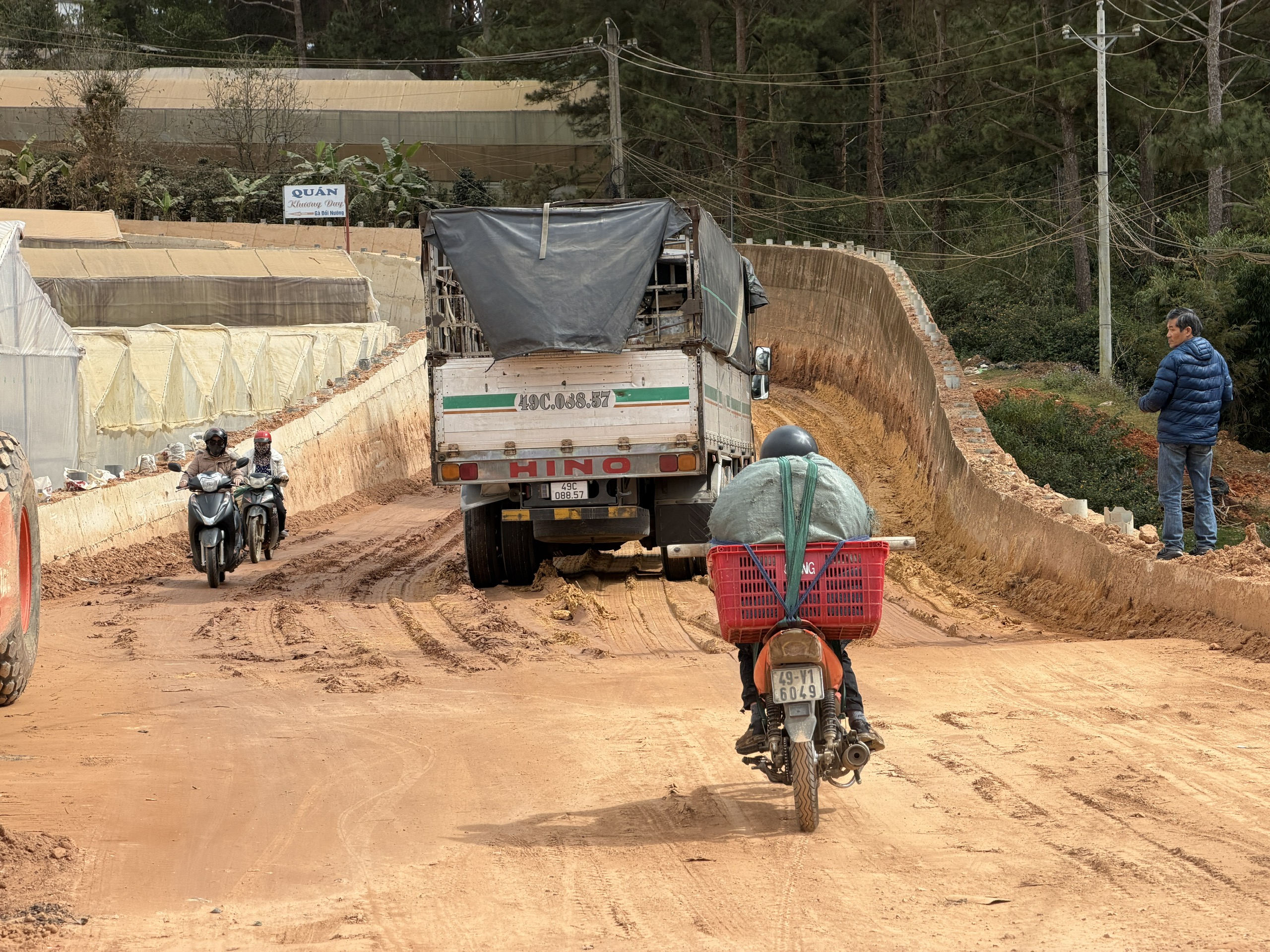Tiến độ chậm tuyến đường Đà Lạt ảnh hưởng đến đời sống người dân và du lịch - Ảnh 1. Tiến độ chậm tuyến đường Đà Lạt ảnh hưởng đến đời sống người dân và du lịch - Ảnh 1.