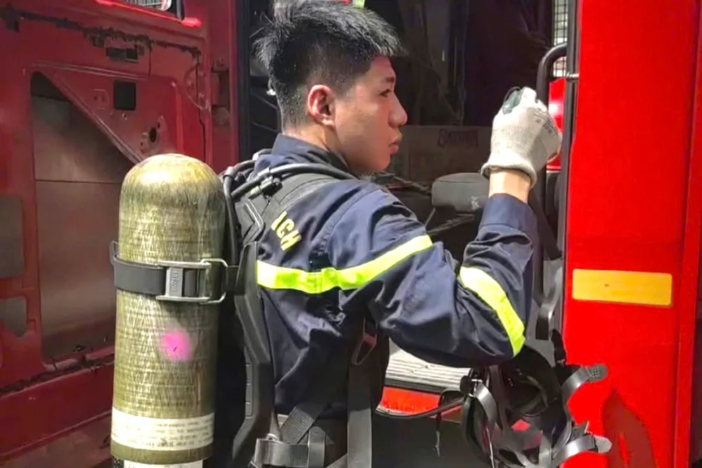 Hình ảnh chiến sĩ Nguyễn Mai Thi trong một lần công tác chữa cháy. z7302086989607_fe6ff67287d03e4d5d441b2cc27901d5.jpg