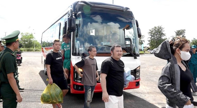 Các nạn nhân ở Campuchia được trao trả tại Cửa khẩu Hoa Lư tháng 11. Ảnh: Thái Hà