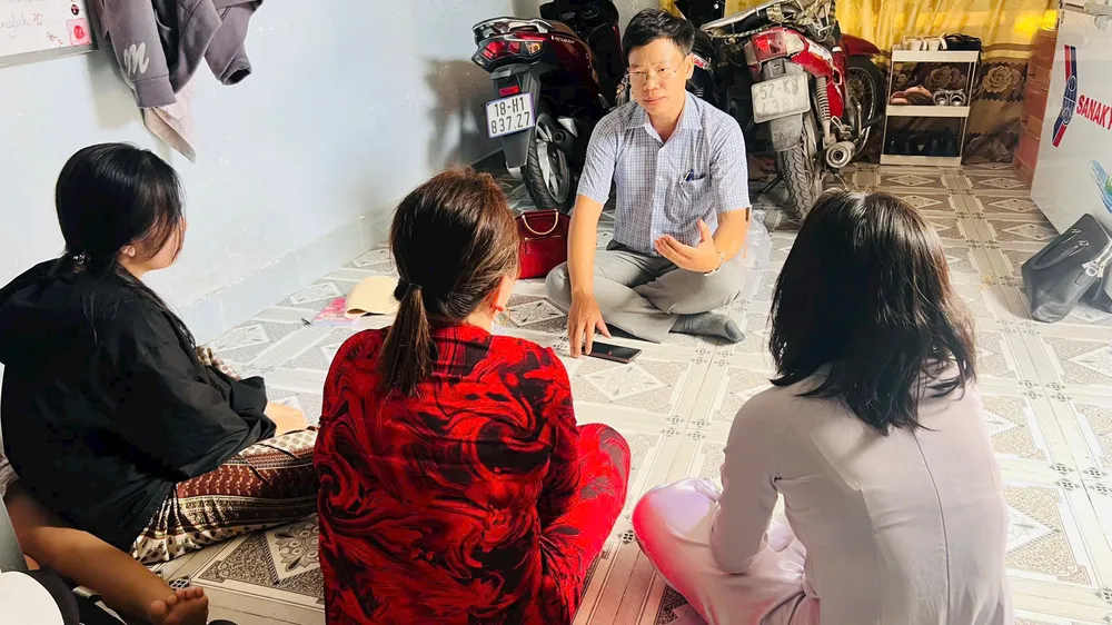 Luật sư Đỗ Ngọc Thanh trong một buổi làm việc với gia đình có 2 cháu tố cáo bị xâm hại. Ảnh: NVCC Lời khuyên để phòng, chống xâm hại trẻ em trên không gian mąng hiệu quả