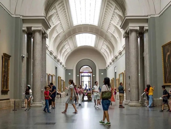 Tuổi Dần nên đến những nơi có bầu không khí sáng tạo như triển lãm nghệ thuật. Ảnh: Eduard Borja/Shutterstock Tuổi Dần nên đến những nơi có bầu không khí sáng tạo như triển lãm nghệ thuật. Ảnh: Eduard Borja/Shutterstock