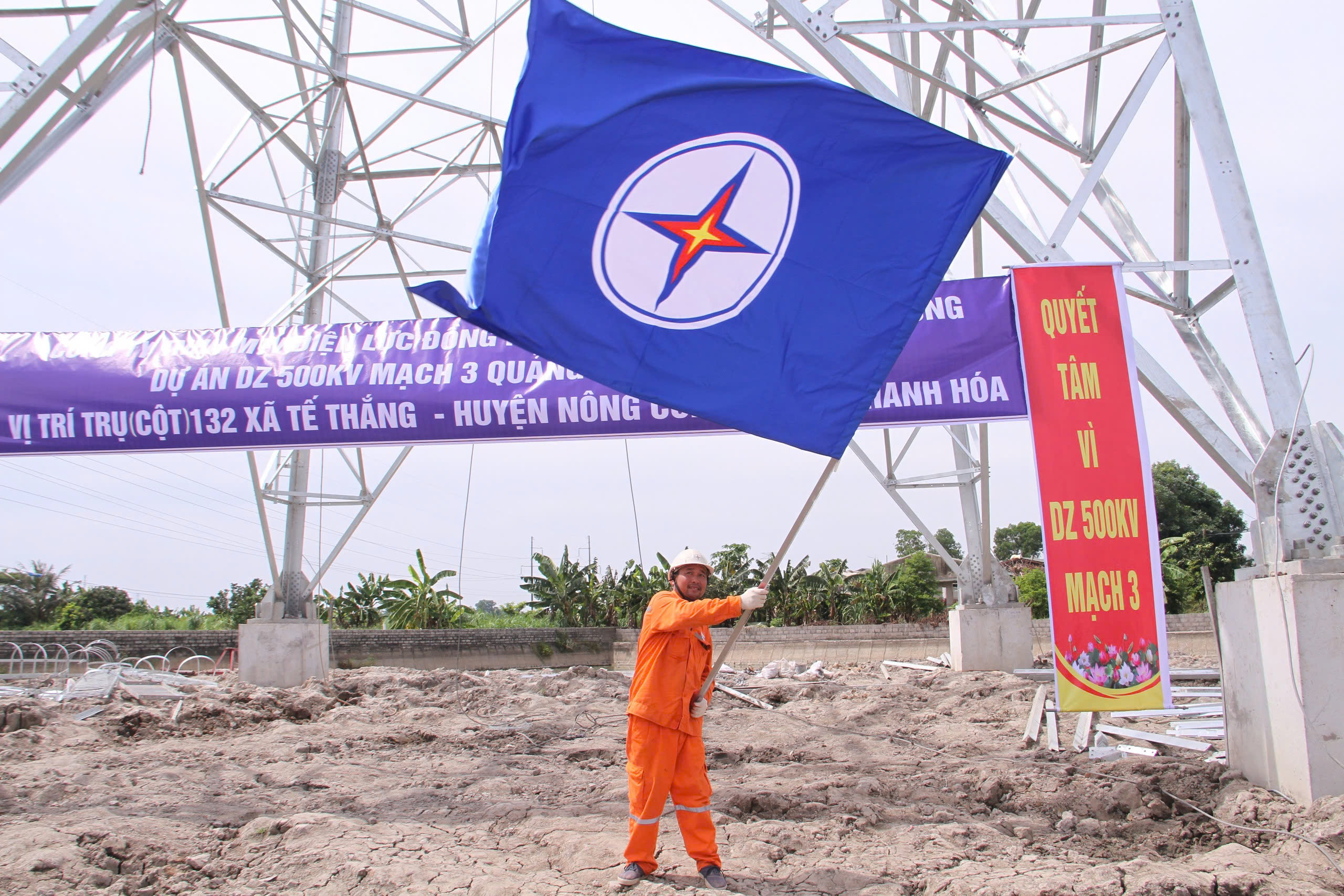 EVN có lợi nhuận vượt chỉ tiêu, kiến nghị đưa chi phí vận hành vào giá điện - Ảnh 1.