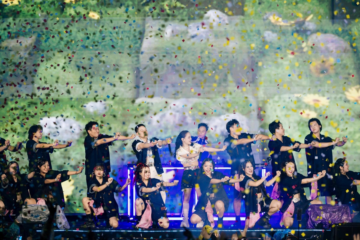 Long Oliver & Bom tạo nên SYNC FEST từ ý tưởng “điên rồ”, chẳng ngờ lại thành “làn gió mới” cho thị trường giải trí Việt- Ảnh 1. Long Oliver & Bom tạo nên SYNC FEST từ ý tưởng “điên rồ”, chẳng ngờ lại thành “làn gió mới” cho thị trường giải trí Việt- Ảnh 1.