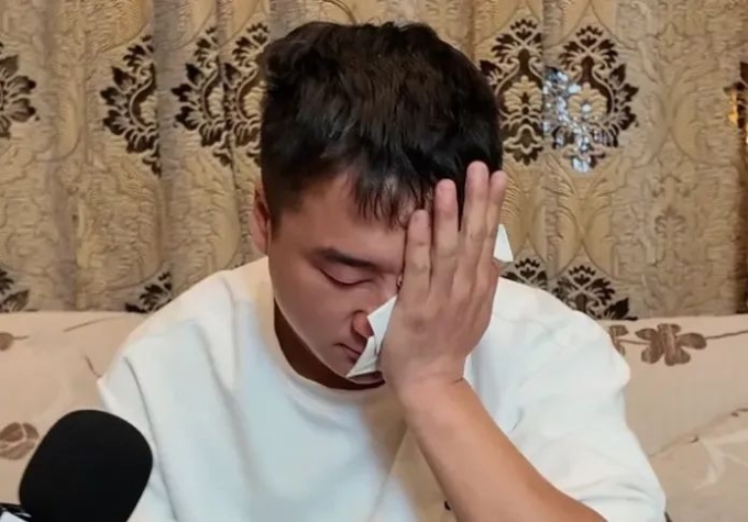 Lương Bằng đau khổ trước cái chết của vợ và hai con. Ảnh: