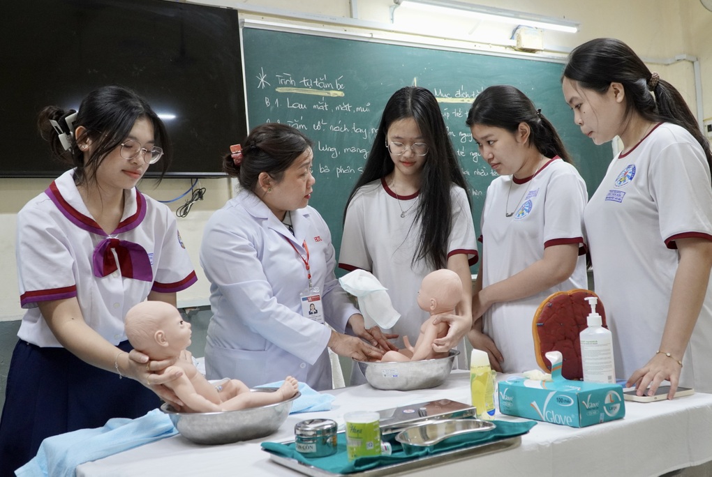 Lớp học bảo mẫu bất đắc dĩ: Lóng ngóng tập tắm cho trẻ sơ sinh - 1