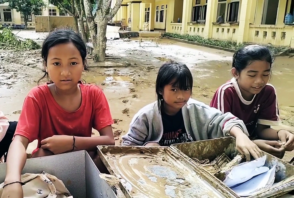 Lũ “lấy mất” trường, thầy cô đi xin từng cuốn vở, gieo mùa chữ mới - 22 Lũ “lấy mất” trường, thầy cô đi xin từng cuốn vở, gieo mùa chữ mới - 22