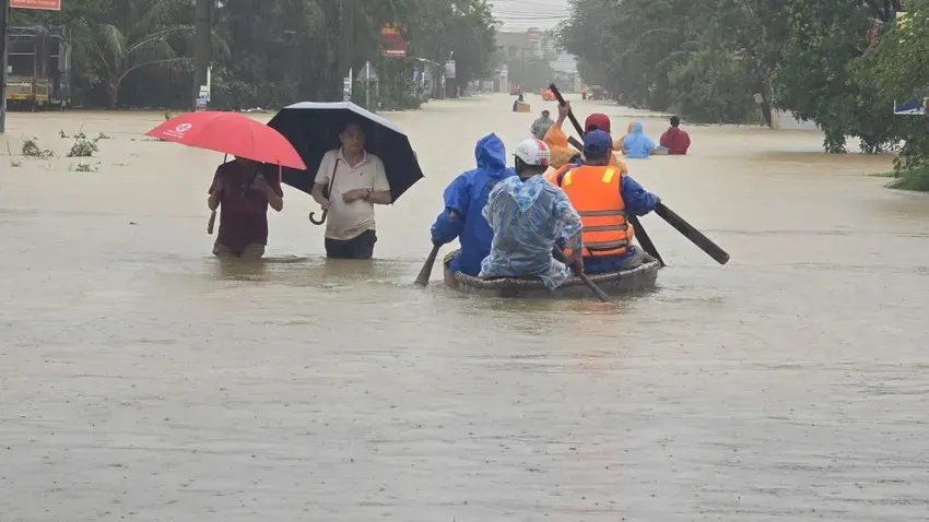Hình ảnh người dân Đà Nẵng trong đợt mưa lũ lịch sử vừa qua. Ảnh: TẤN VIỆT tình trạng khẩn cấp