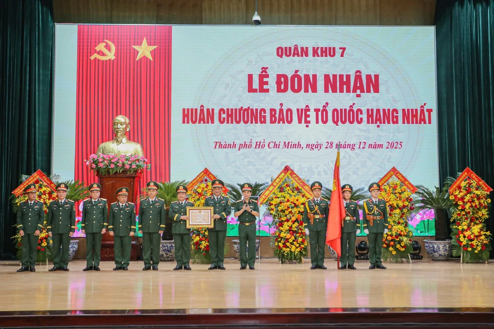 Lực lượng vũ trang Quân khu 7 đón nhận Huân chương Bảo vệ Tổ quốc hạng nhất-quan-khu-7 4.jpg