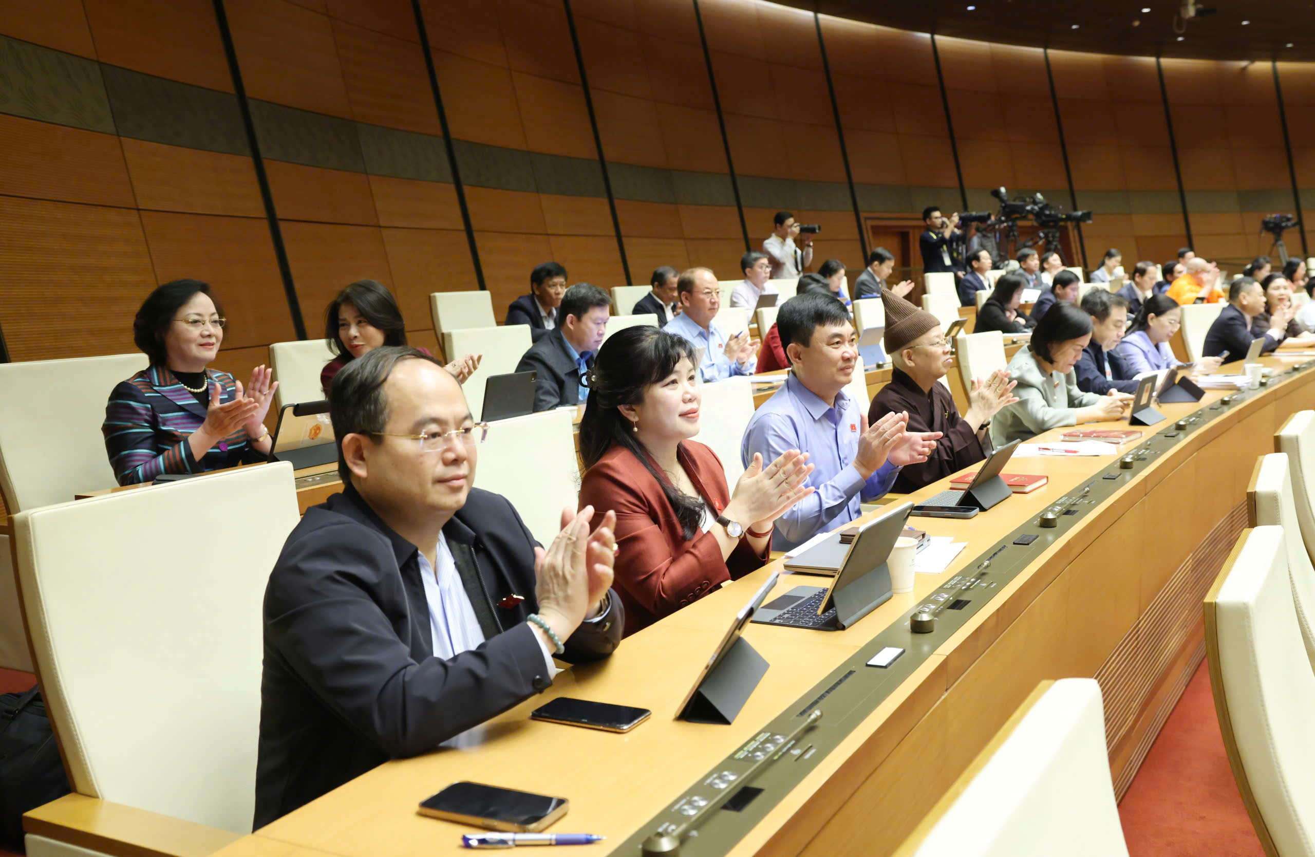 Lùi thời gian bắt buộc lắp ghế trẻ em đến 1.7.2026, miễn trừ cho xe taxi - Ảnh 1.