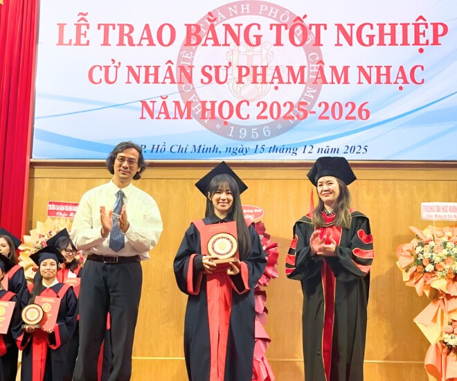 Lương Bích Hữu tốt nghiệp đại học ở tuổi 41, mặc áo cử nhân trẻ đẹp không nhìn ra là "mẹ 1 con" 1 Lương Bích Hữu nhận bằng tốt nghiệp đại học ở tuổi 41.
