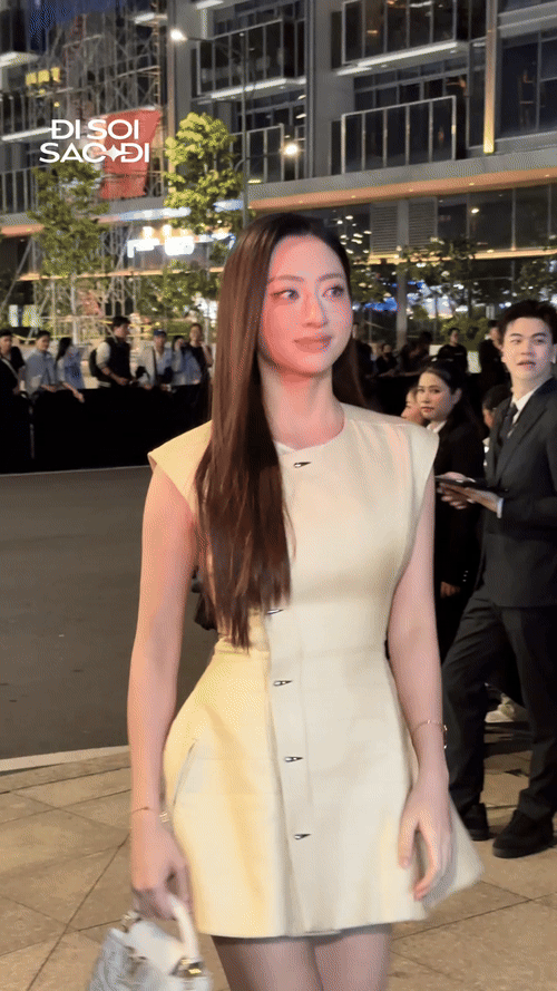 Lương Thùy Linh khoe cặp Lương Thùy Linh khoe cặp