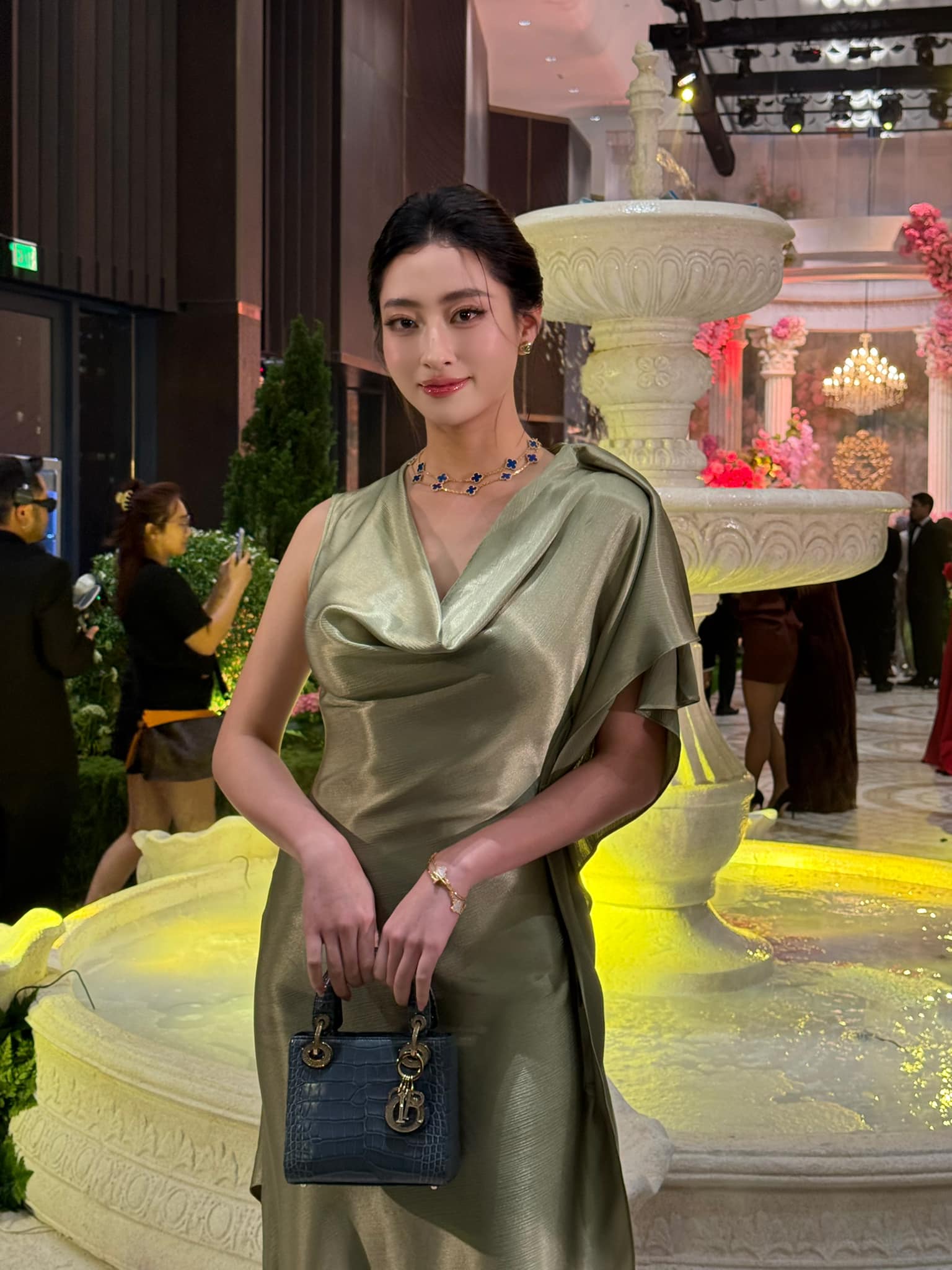 Lương Thùy Linh khoe cặp Lương Thùy Linh khoe cặp