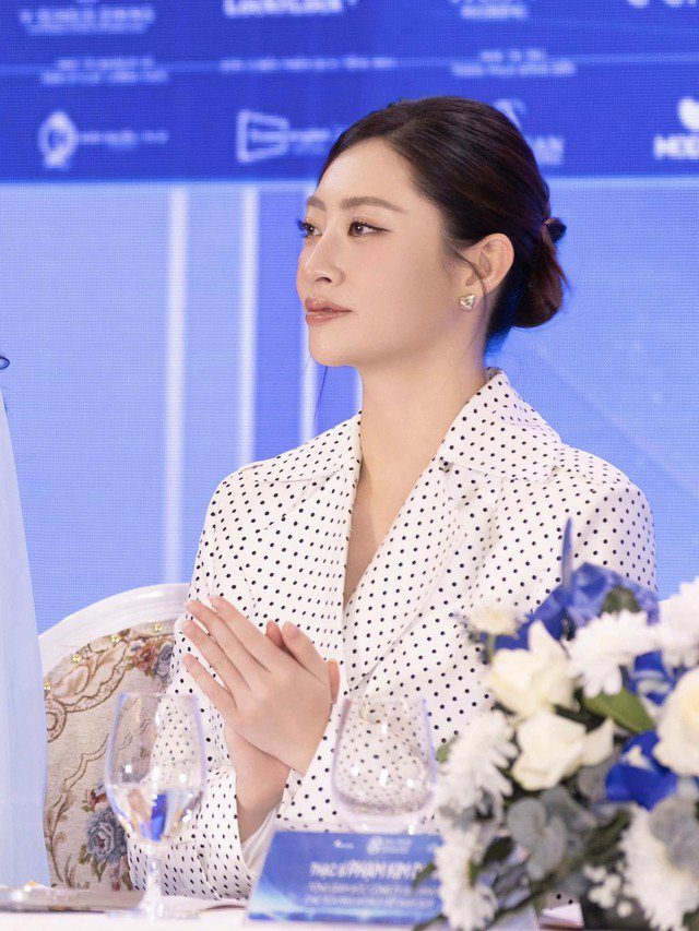 Khác với hình ảnh được cư dân mạng chia sẻ, trên trang cá nhân hình ảnh của Lương Thùy Linh vẫn chỉn chu và không có dấu hiệu tăng cân.