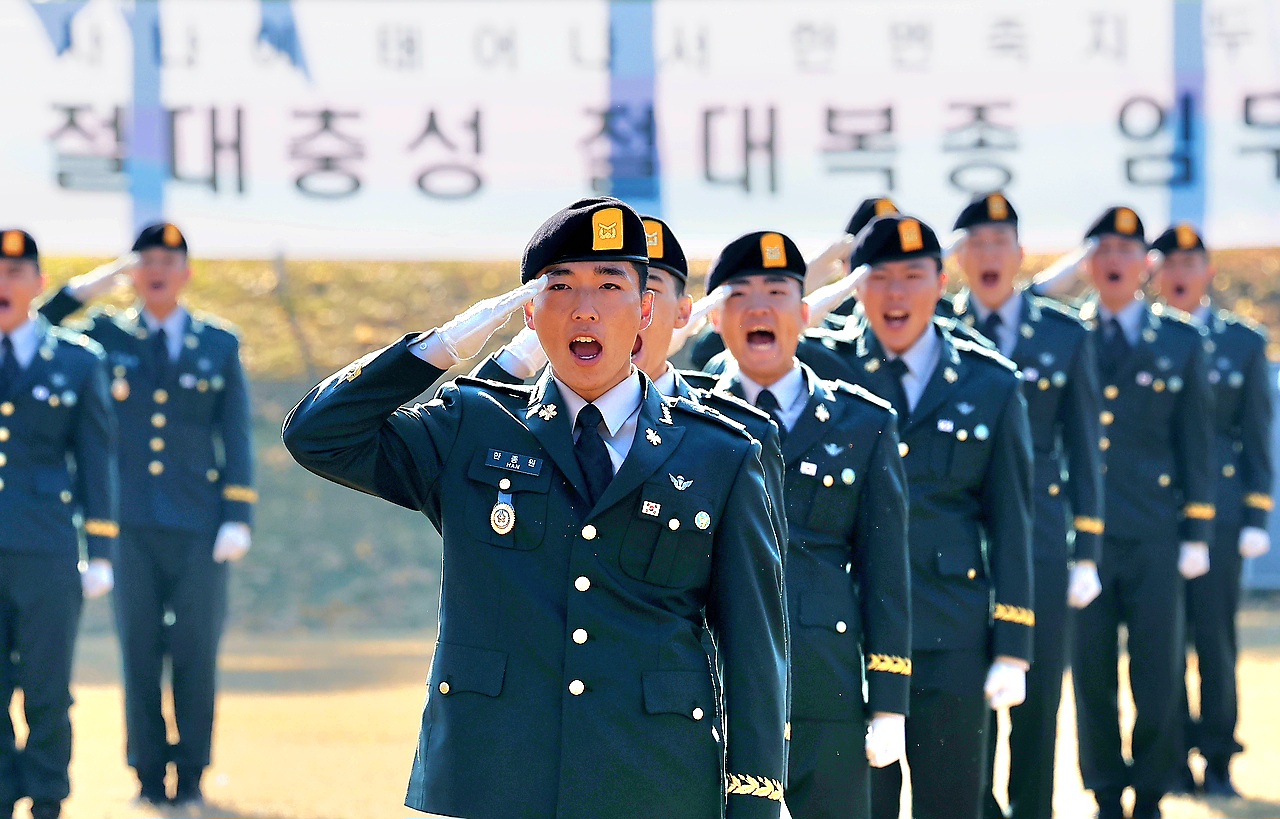 Lương thấp khiến số sĩ quan trẻ Hàn Quốc rời quân ngũ ở mức kỷ lục 1 Lương thấp khiến số sĩ quan trẻ Hàn Quốc rời quân ngũ ở mức kỷ lục - Ảnh 1.