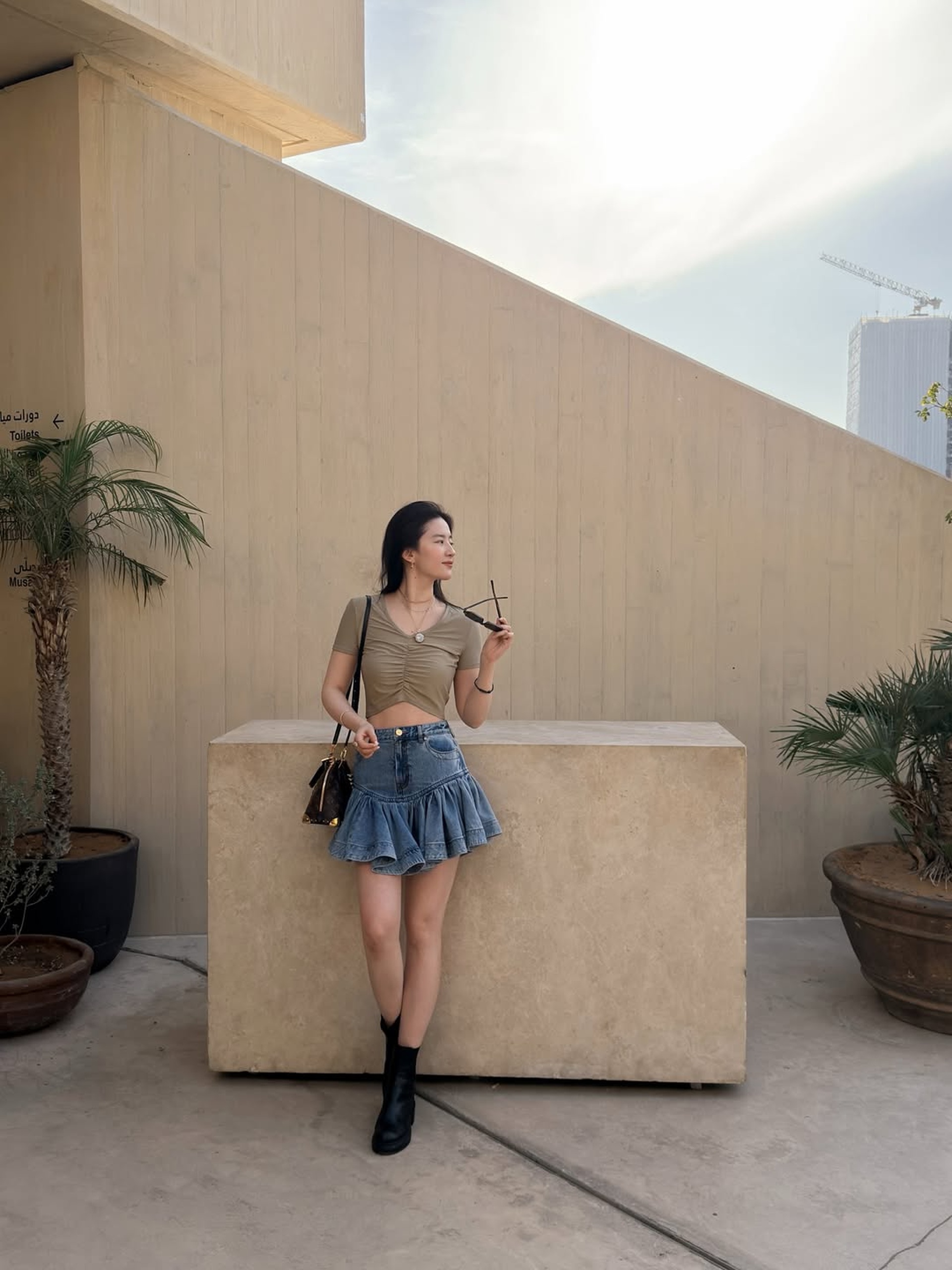 Lưu Diệc Phi khoe eo thon hiếm thấy sau khi ăn kiêng, tập luyện nghiêm ngặt - 1