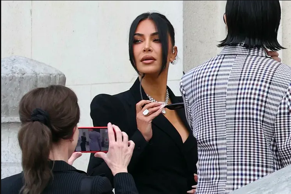Lý do Kim Kardashian mặc sang trọng, đeo trang sức triệu USD tới tòa - 1