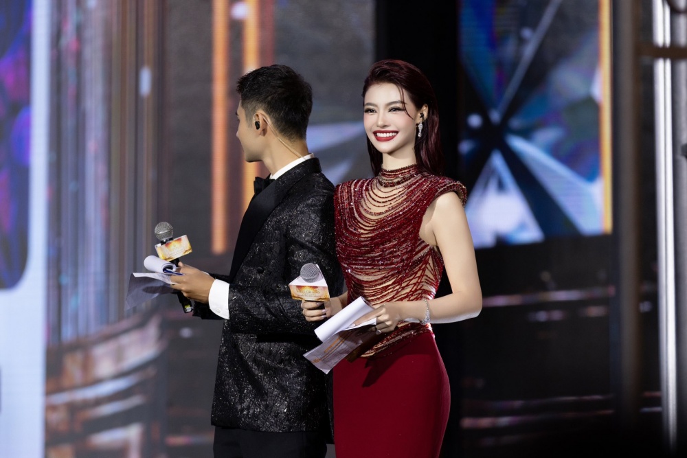 Những ngày qua, Á hậu Lona Kiều Loan gây chú ý khi xuất hiện tại một sự kiện thời trang cao cấp với phong thái sang trọng.