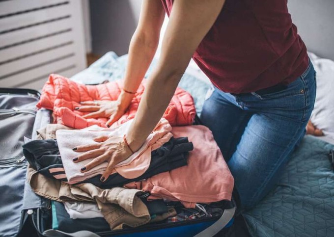 Lý do không nên dồn hết đồ vào một vali khi đi du lịch 1 Nhiều du khách cố gắng nhét đầy mọi thứ vào một chiếc vali khi đi du lịch. Ảnh: Gam in traveler