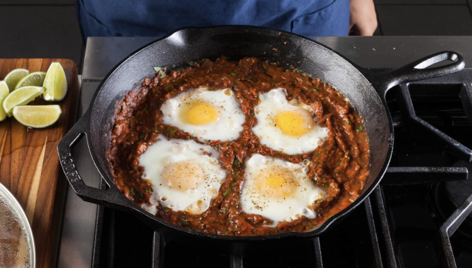 Lý do nên không nấu đồ chua trong chảo gang 1 Hạn chế nấu cà chua trong chảo gang thời gian lâu. Ảnh: Tom's Guide