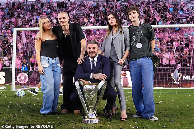 Lý do thực sự khiến vợ chồng Beckham bị con cả Lý do thực sự khiến vợ chồng Beckham bị con cả