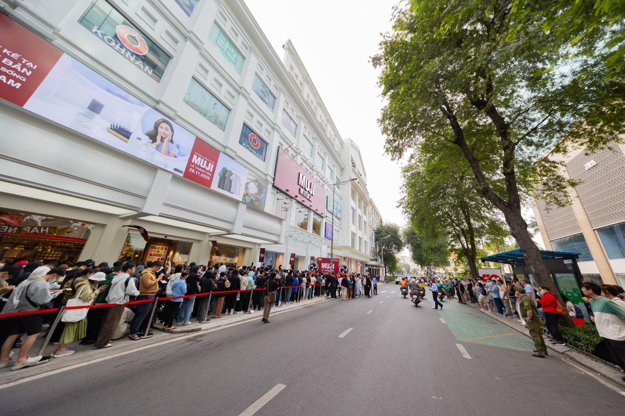 MUJI Lê Thánh Tôn thu hút hàng ngàn khách xếp hàng check-in ngày đầu mở cửa- Ảnh 1.