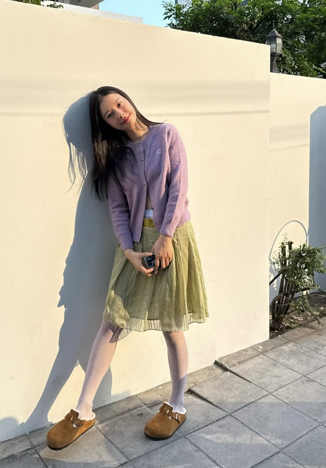 Mặc đẹp cùng áo cardigan từ công sở đến dạo phố 1 Mặc đẹp cùng áo cardigan từ công sở đến dạo phố - Ảnh 1.