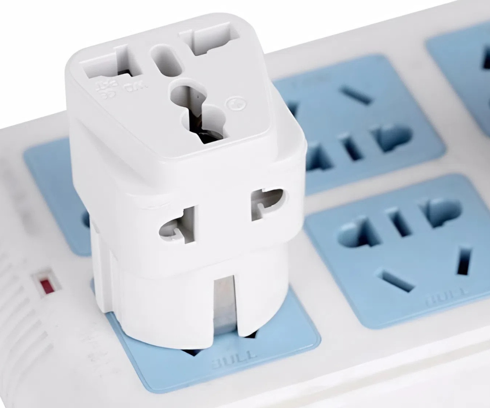 Ổ cắm chuyển đổi đa năng vừa nhỏ gọn, lại hữu ích, giúp chị em dễ dàng sạc điện thoại, máy ảnh và các thiết bị điện tử khi du lịch nước ngoài mà không lo khác chuẩn ổ cắm giữa các quốc gia.