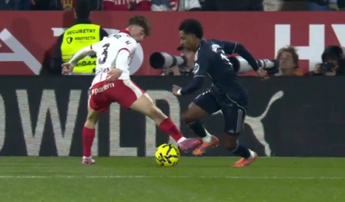 Chân của Joel Roca (trái) tiếp xúc, trước khi Rodrygo ngã xuống trong trận Girona 1-1 Real ở vòng 14 La Liga tối 30/11. Ảnh: Real Madrid TV