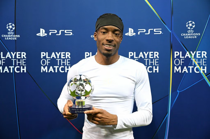 Noni Madueke nhận giải cầu thủ hay nhất trận sau khi Arsenal thắng Club Brugge 3-0 ở lượt sáu vòng bảng Champions League trên sân Jan Breydel, Sint-Andries, Brugge, Bỉ ngày 10/12/2025. Ảnh: Arsenal FC