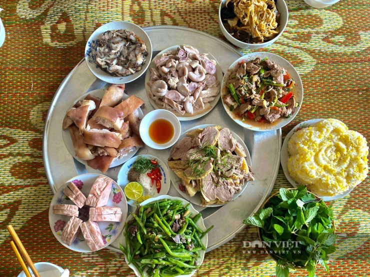 Mâm cỗ đầy ú ụ toàn món ngon, chất lượng. Ảnh: Nhật Hà