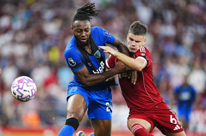 Antoine Semenyo (trái) tranh chấp với Milos Kerkez trong trận Bournemouth gặp Liverpool tại Ngoại hạng Anh trên sân Anfield, Liverpool, Anh ngày 15/8/2025. Ảnh: AP