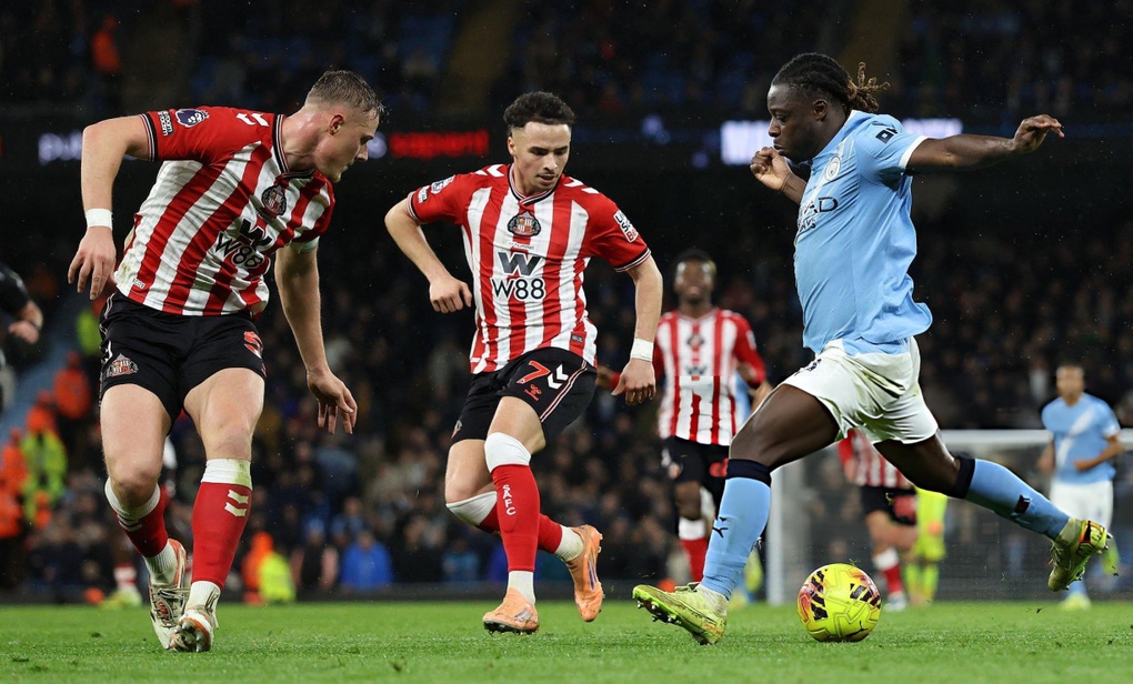 Man City thắng tưng bừng Sunderland, áp sát ngôi đầu của Arsenal - 1