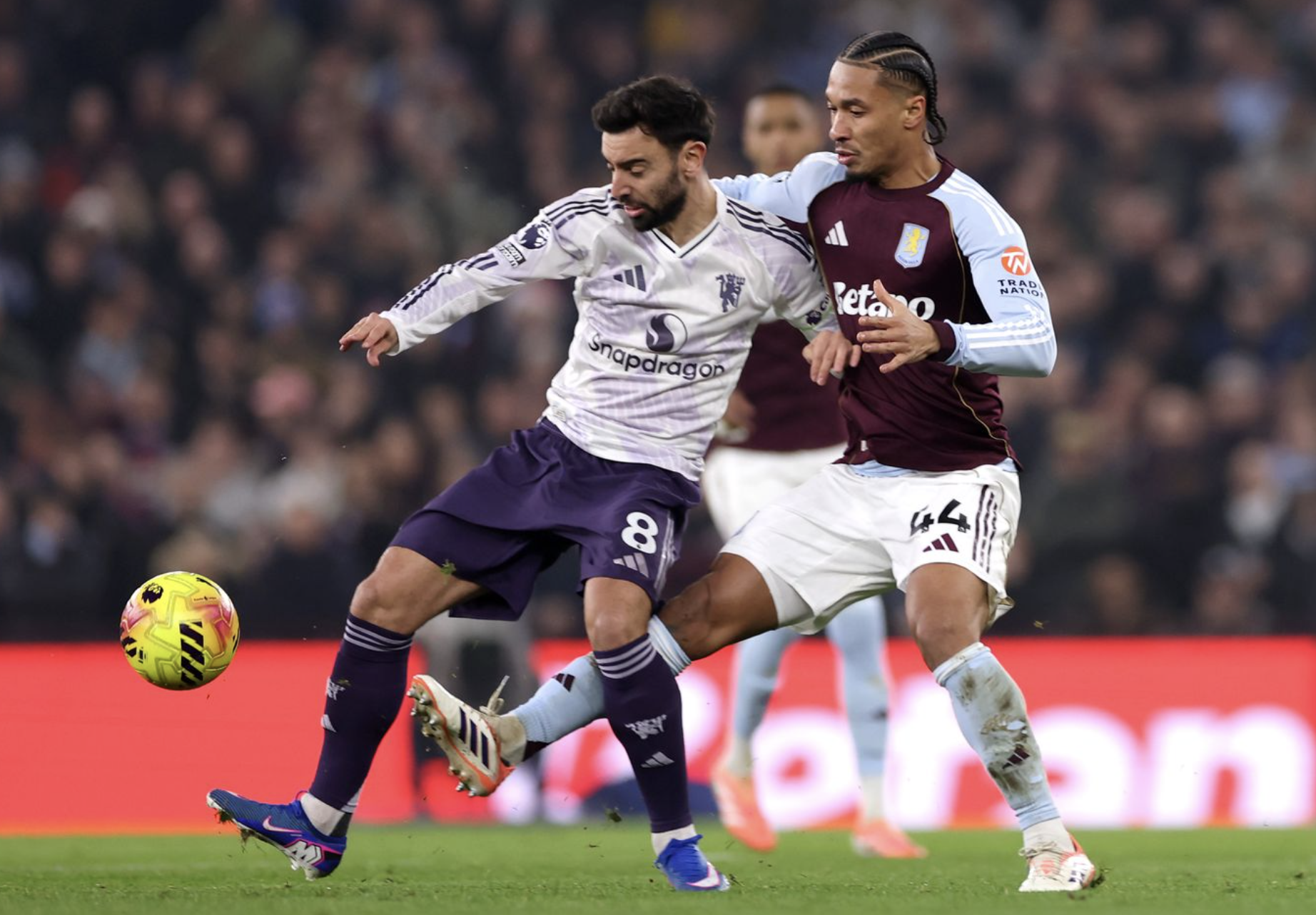 Man United gục ngã ở Villa Park, hụt hơi cuộc đua vô địch - Ảnh 1.