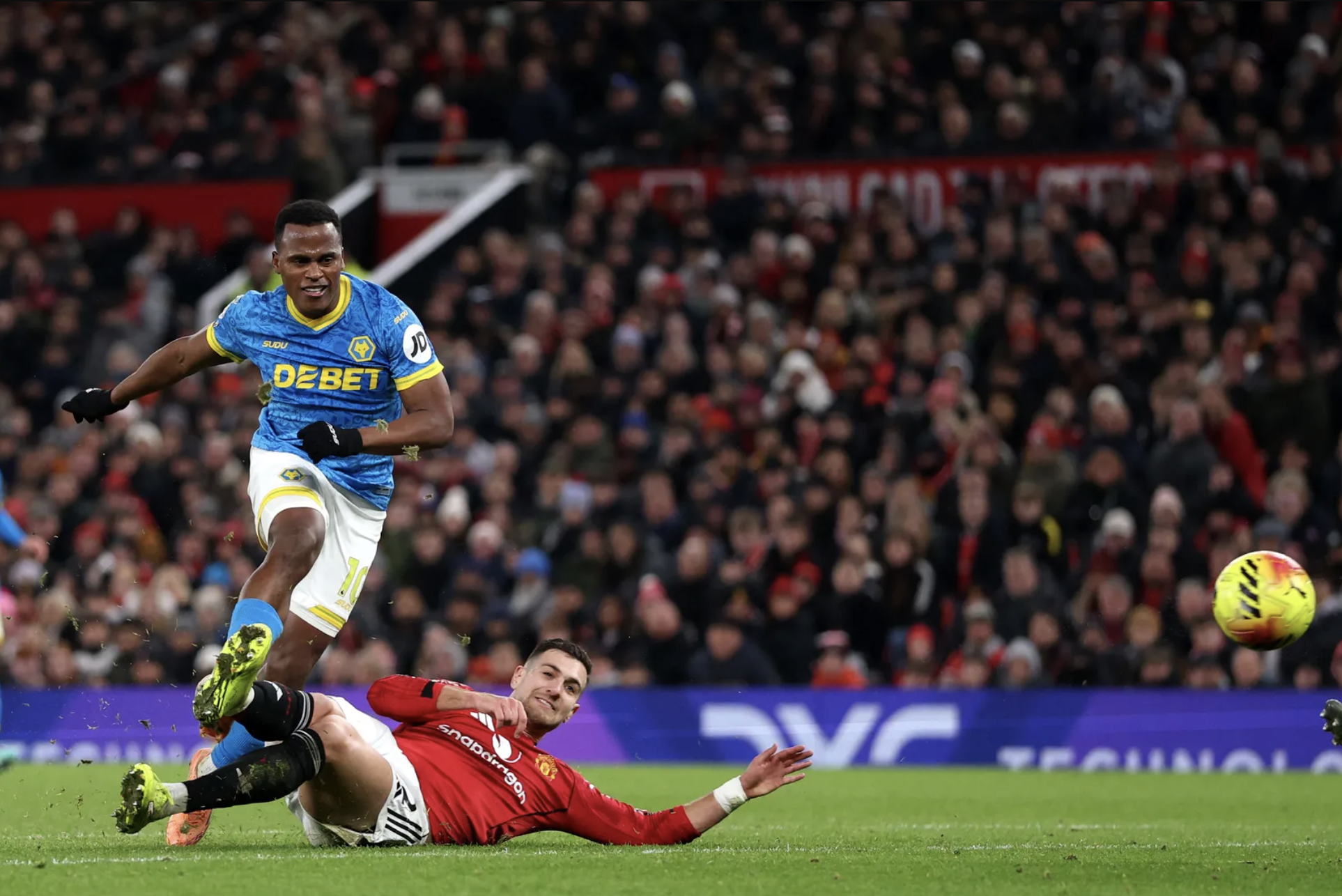 Man United lại đánh rơi chiến thắng tại Old Trafford - Ảnh 1.