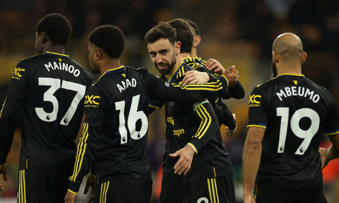 Bruno Fernandes mừng bàn ấn định tỷ số 4-1 cho Man Utd trước Wolverhampton trên sân Molineux, thành phố Wolverhampton, Vương quốc Anh tối 8/12/2025. Ảnh: Reuters