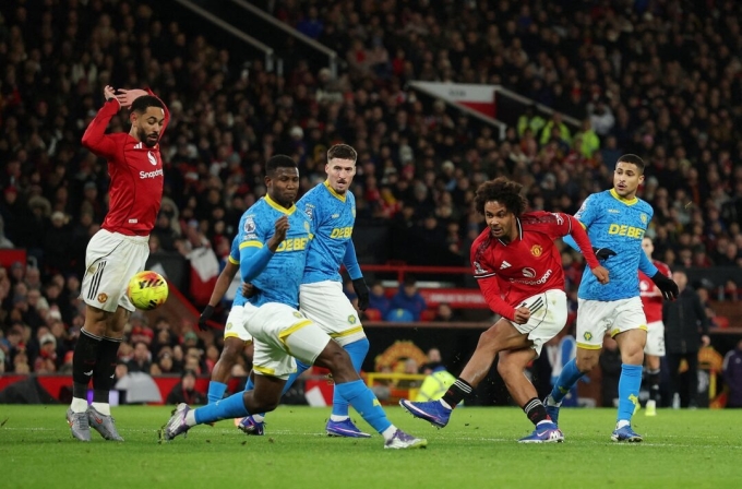 Zirkzee (đỏ, phải) mở tỷ số cho Man Utd, trên sân Old Trafford, Manchester, Anh hôm 30/12. Ảnh: Reuters