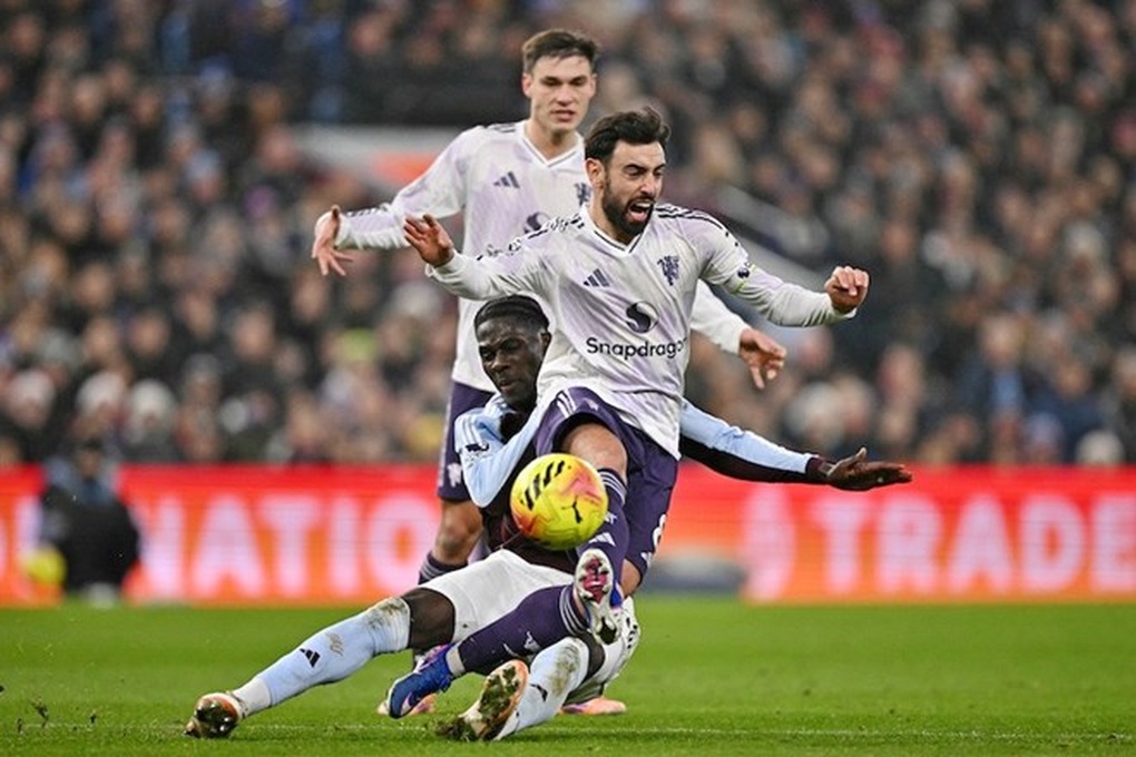 Man Utd khủng hoảng nghiêm trọng, HLV Amorim đau đầu vì Bruno Fernandes - 1